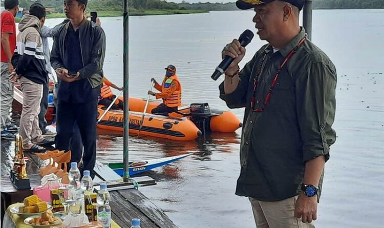 Bupati Seruyan Yulhaidir membuka perlombaan perahu ketinting di Desa Pematang Limau, Sabtu (8/10/2022)
