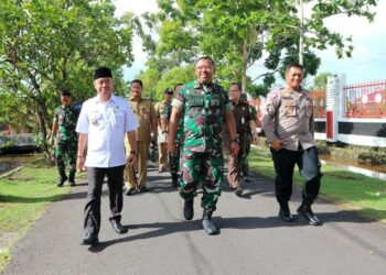 Bupati Dampingi Danrem 102/ Panju Panjung Cek Lahan Pembangunan Kodim Seruyan