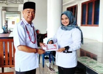Bupati Serahkan Bantuan Untuk Mahasiswa Seruyan Selesaikan Tugas Akhir