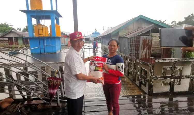 Bupati Seruyan Serahkan Bantuan Beras Untuk Warga Terdampak Banjir