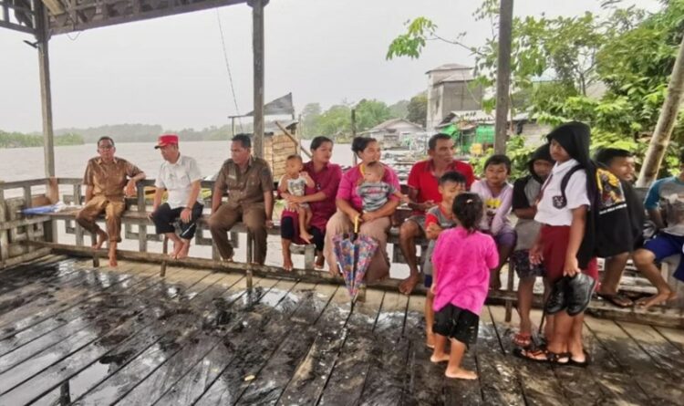 Gunakan Speedboat, Bupati Seruyan Sambangi Warga Terdampak Banjir