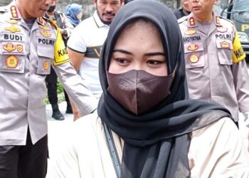 Desi, putri pertama AY dan FN