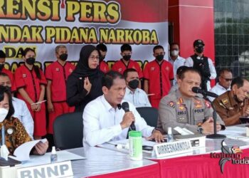 Direktur Resnarkoba Polda Kalteng, Kombes Pol Nono Wardoyo (baju putih) menyampaikan pengungkapan kasus narkoba selama Operasi Antik Telabang 2022, Kamis (6/10/2022). (Foto: Rajib)