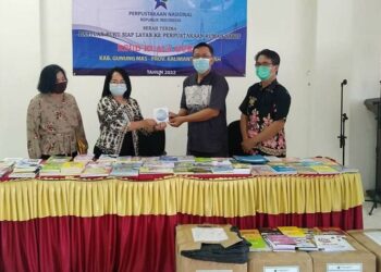 Direktur UPT RSUD Kurun dr Rusni D Mahar menerima penyerahan buku bantuan dari Perpustakaan Nasional RI untuk RSUD Kurun, Jumat (14/10)