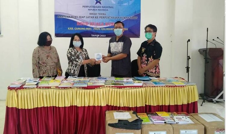 Direktur UPT RSUD Kurun dr Rusni D Mahar menerima penyerahan buku bantuan dari Perpustakaan Nasional RI untuk RSUD Kurun, Jumat (14/10)