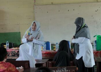 Dispursip Seruyan saat menggelar pelatihan pembuatan kotak pensil dengan memanfaatkan bahan bekas
