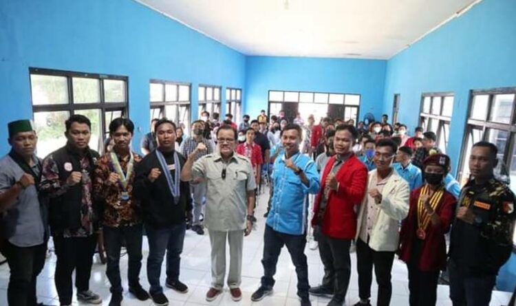Keterangan : Foto bersama Anggota DPD RI, Agustin Teras Narang (putih, tengah) bersama Kelompok Cipayung Palangka Raya. (Ist)