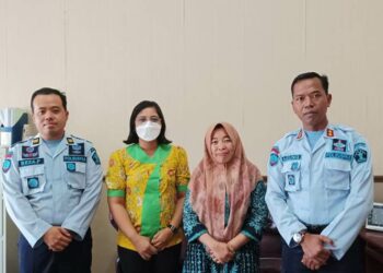 Foto bersama dengan petugas lapas