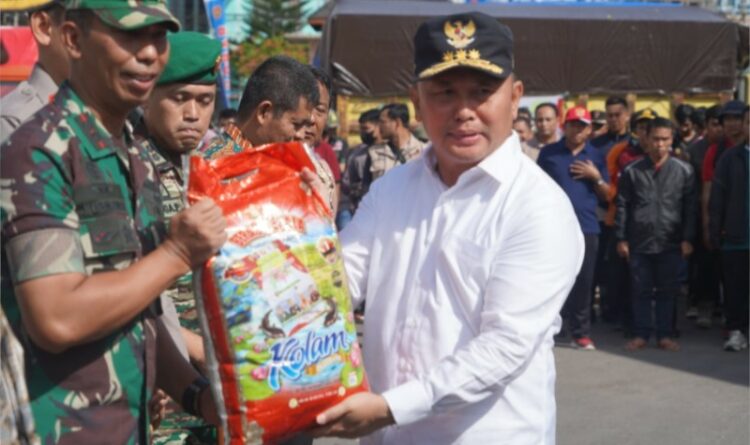 Gubernur Kalteng H. Sugianto Sabran saat menyerahkan bantuan beras kepada jajaran Kodim dan Polres di Kotawaringin Barat untuk didistribusikan ke masyarakat