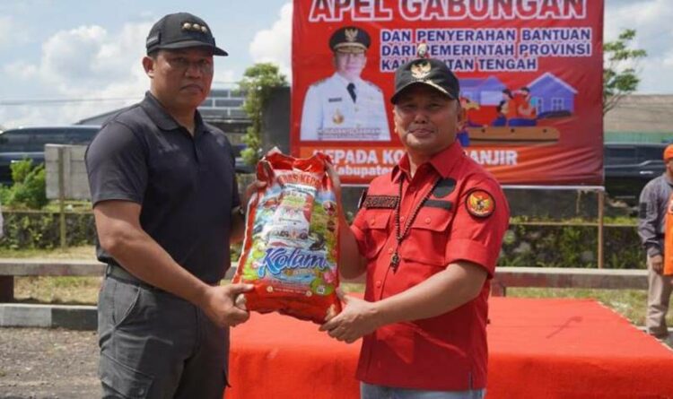 Gubernur Kalteng Sugianto Sabran (kanan) menyerahkan secara simbolis bantuan beras kepada Bupati Lamandau Hendra Lesmana untuk selanjutnya didistribusikan kepada masyarakat setempat, Minggu (30/10/2022)