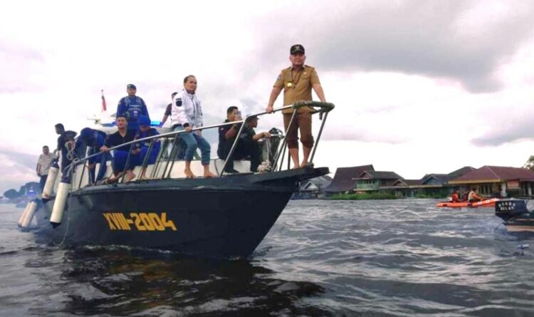 Gunakan Speedboat, Gubernur Kalteng Sambangi Warga Korban Banjir