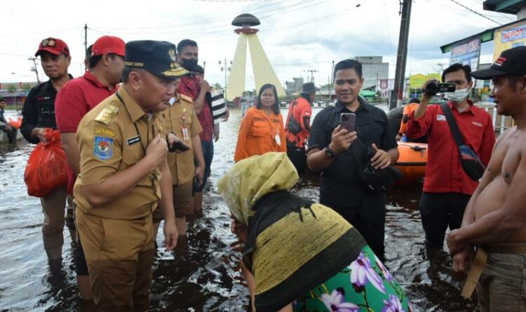 Gubernur Kalteng Sugianto Sabran meninjau posko pengungsian korban banjir di Desa Kumpai Batu Atas Kabupaten Kotawaringin Barat, Kamis (27/10/2022)