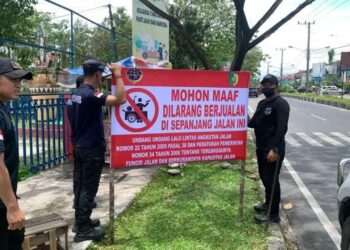 Teks Poto: Jajaran petugas Dishub Kota Palangka Raya, pada saat memasang spanduk bertuliskan dilarang berjualan