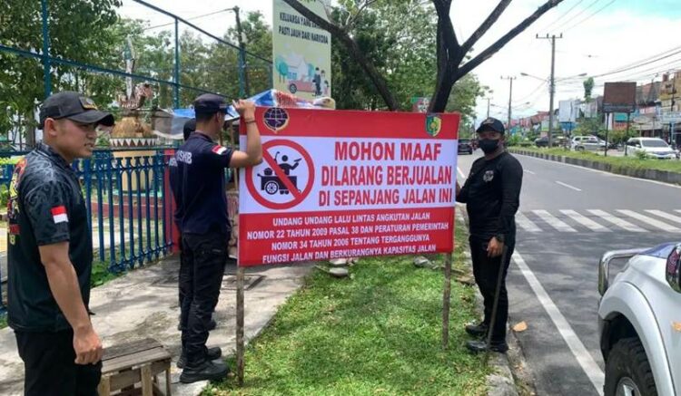 Teks Poto: Jajaran petugas Dishub Kota Palangka Raya, pada saat memasang spanduk bertuliskan dilarang berjualan