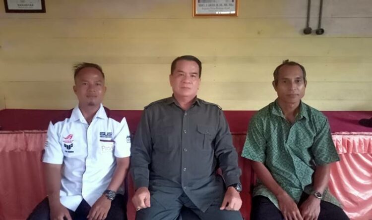 Kepala Desa Rantau Asem Midel I Logos bersama tokoh masyarakat dan anggota BPD setempat, Kamis (27/10/2022)