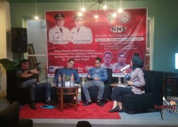 Keterangan ; Suasana diskusi KPID dan pihak Diskominfo, DPRD Kalteng, dan mahasiswa, Rabu (18/10) malam. (Mulia Gumi)