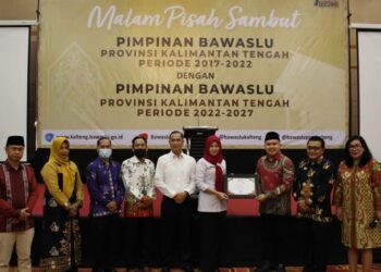 Keterangan foto Bawaslu Kabupaten Kapuas mendapat penghargaan Terbaik ke dua Vermin Se Kalteng