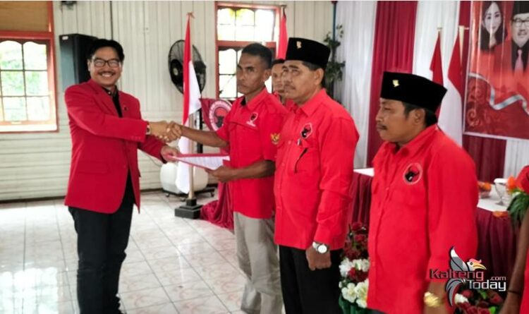 Foto : Ketua DPC PDI-Perjuangan Kabupaten Barsel, Ir HM Farid Yusran MM bersama anggota dan pengurus (shan)