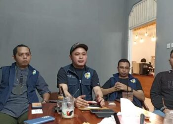 Ketua DPD KNPI Kalteng, Muhammad Alfian Mawardi (kedua dari kiri) bersama sejumlah pengurus menyampaikan penunjukkan caretaker DPD KNPI Gunung Mas. (Ist)