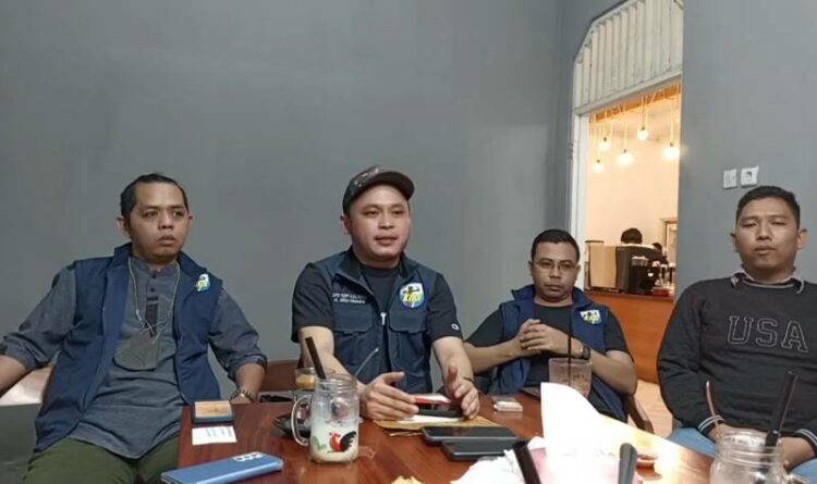 Ketua DPD KNPI Kalteng, Muhammad Alfian Mawardi (kedua dari kiri) bersama sejumlah pengurus menyampaikan penunjukkan caretaker DPD KNPI Gunung Mas. (Ist)
