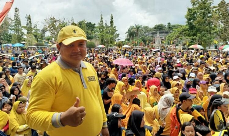 Ketua DPRD Kabupaten Kapuas Ardiansah, bersama ribuan warga mengikuti jalan sehat dalam rangka memperingati HUT ke-58 Partai Golkar di Lapangan Bukit Ngalangkang Kuala Kapuas, Minggu (16/10/2022)
