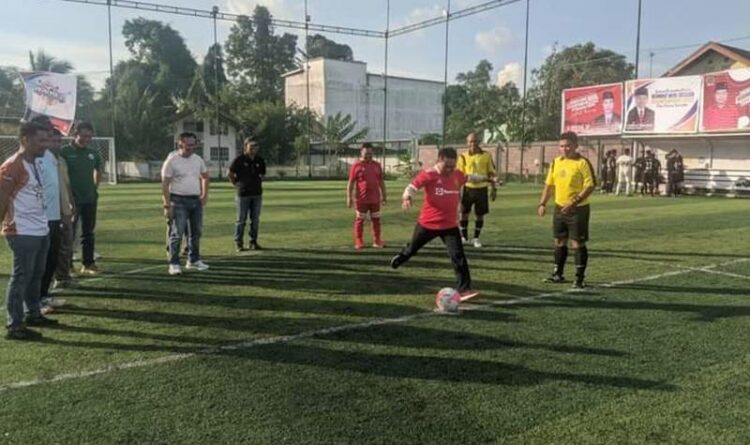 Ketua DPRD Kalteng Wiyatno melakukan tendangan pertama tanda dimulainya Turnamen Borneo Mini Soccer Champions 2022 di Kuala Kapuas, Minggu (30/10/2022)
