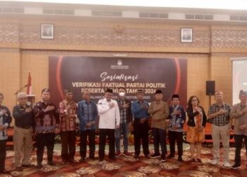Ketua KPU Kalteng, Harmain Ibrohim bersama peserta sosialisasi Verifikasi Faktual dari KPU Kalteng. (Mulia Gumi)