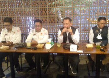 Ketua KPU Kalteng Harmain Ibrohim (dua dari kanan) didampingi Komisioner KPU Kalteng lainnya menyampaikan persiapan verifikasi faktual parpol peserta Pemilu 2024, Senin (17/10/2022) malam