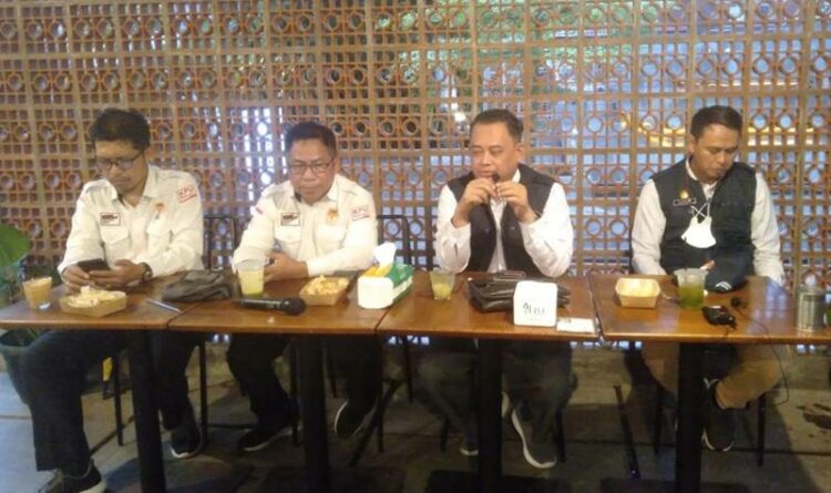 Ketua KPU Kalteng Harmain Ibrohim (dua dari kanan) didampingi Komisioner KPU Kalteng lainnya menyampaikan persiapan verifikasi faktual parpol peserta Pemilu 2024, Senin (17/10/2022) malam