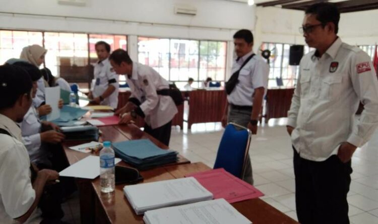 Foto : Ketua Komisi Pemilihan Umum Kabupaten Barito Selatan, Bahruddin (kanan) memantau pemeriksaan berkas (ist)