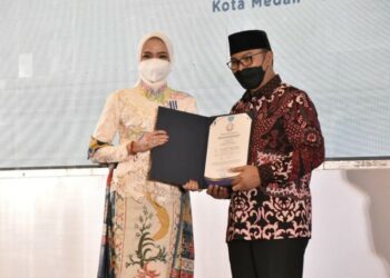 Ketua TP-PKK Kalteng Terima Penghargaan Manggala Karya Kencana