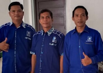 Ketua fraksi PAN DPRD Mura, Akhmad Tafruji (depan bagian kanan) bersama Kader PAN (tengah) dan Ketua DPC PAN Laung Tuhup, Liangsoi