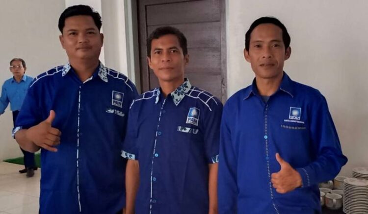 Ketua fraksi PAN DPRD Mura, Akhmad Tafruji (depan bagian kanan) bersama Kader PAN (tengah) dan Ketua DPC PAN Laung Tuhup, Liangsoi