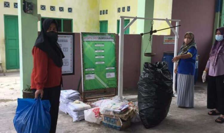 Teks Poto: Lurah Kalampangan, Yunita Martina (baju ungu) pada saat meninjau Warung Sembako Bank Sampah Kalampangan.