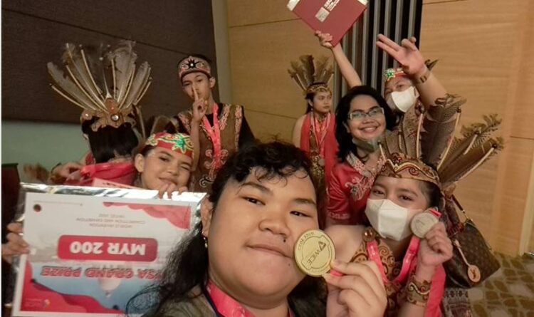 Keterangan : Pelajar SMAN 2 Palangka Raya saat mengikuti ajang WICE Malaysia. (Ist)