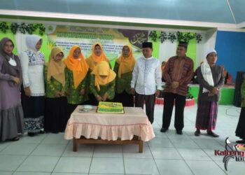 Pemotongan kue sebagai simbol peringatan Milad Ke-43 Pengajian Al-Hidayah yang digelar DPD Pengajian Al-Hidayah Barsel, Sabtu (15/10/2022). (Foto: Hasan)