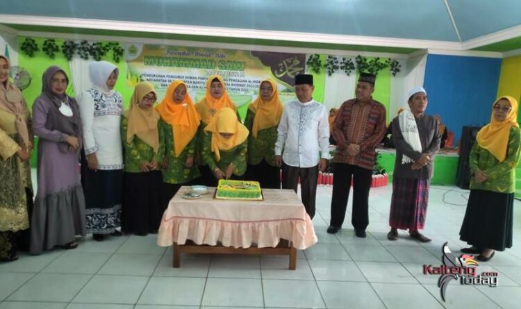 Pemotongan kue sebagai simbol peringatan Milad Ke-43 Pengajian Al-Hidayah yang digelar DPD Pengajian Al-Hidayah Barsel, Sabtu (15/10/2022). (Foto: Hasan)