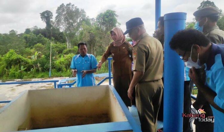 Penjabat Bupati Barito Selatan Lisda Arriyana mengecek sarana pengolahan air bersih di PDAM Tirta Barito, Buntok, Selasa (18/10/2022). (shan)