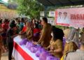 Foto : Penjabat Bupati Barsel, Lisda Arriyana menjual paket sembako kepada salah satu warga (ist)