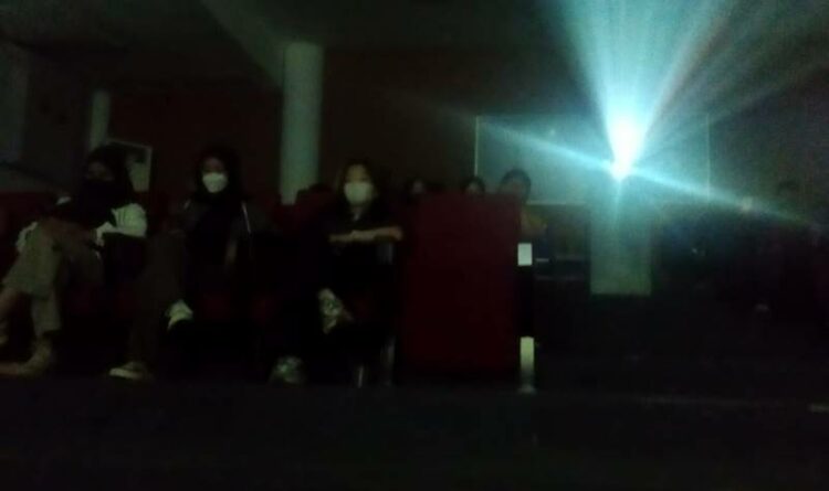 Penonton yang memadati ruang pemutaran film The Spirit of Bracelet Dance (foto : ist)