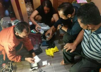 Personel Ditresnarkoba Polda Kalteng ketika melakukan penggeledahan di rumah NR (kedua dari kiri) yang menjadi tersangka pengedar narkoba jenis sabu dan ekstasi, Selasa (6/9/2022) lalu. (Ist)