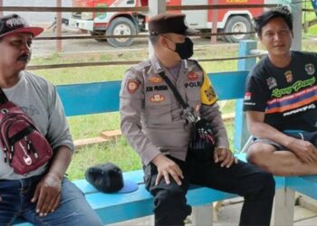 Personel Polsek Tewang Sanggalang Garing dan Pulau Malan memberikan edukasi dan sosialisasi mengenai penyakit gagal ginjal akut kepada masyarakat, Jumat (28/10/2022).