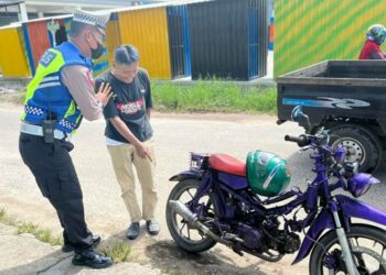 Personel Satuan Lalu Lintas Polres Katingan menindak salah satu pengendara yang menggunakan knalpot brong pada sepeda motornya, Minggu (2/10/2022)