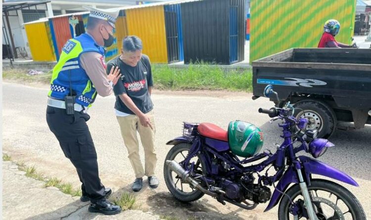Personel Satuan Lalu Lintas Polres Katingan menindak salah satu pengendara yang menggunakan knalpot brong pada sepeda motornya, Minggu (2/10/2022)