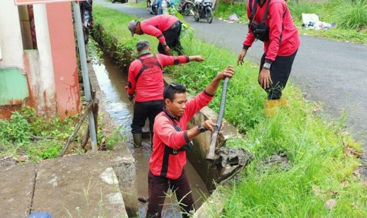Antisipasi Banjir Musim Hujan, Dinas PUPR Kapuas Rutin Bersihkan Drainase