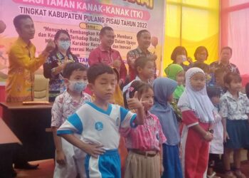 Keterangan Foto : Plt Asisten III Eknamensi Tawun dan Plt Kadis Perputakaan Kearsipan Pulang Pisau Uhing foto bersama peserta Lomba Mewarnai tingkat TK se Kabupaten Pulang Pisau, Kamis (19/10/2022)