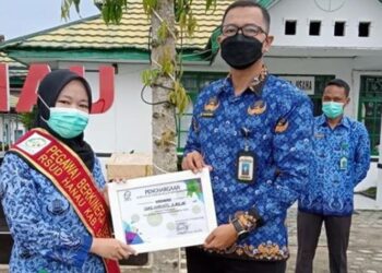 Plt. Direktur RSUD Hanau dr. Atet Kurniadi, menyerahkan penghargaan kepada kepada Ismi Haryati sebagai Pegawai dengan Kinerja Terbaik bulan September