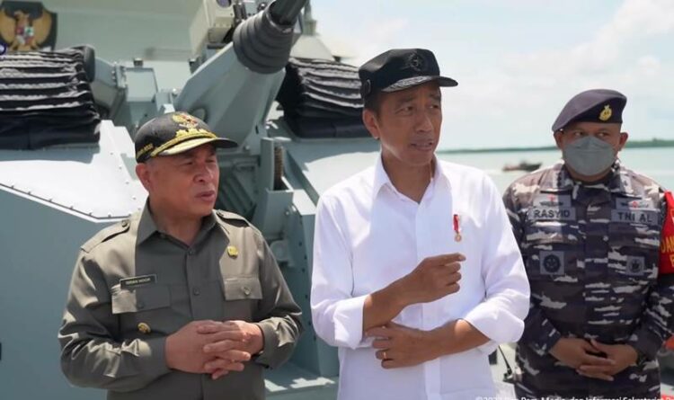 Presiden Joko Widodo meninjau pembangunan IKN melalui jalar laut bersama Menteri Pekerjaan Umum hingga Kepala Otorita, Rabu (26/10/2022).