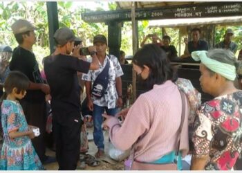 Caption; Prosesi ritual bersih dan angkat tulang di Rumah Tulang Erai Pakat, Desa Netampin (foto ; Iwan Prast)