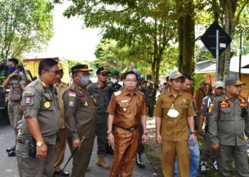 Ratusan personil satpol PP Kawal Ketat Pengerukan Saluran Kasongan